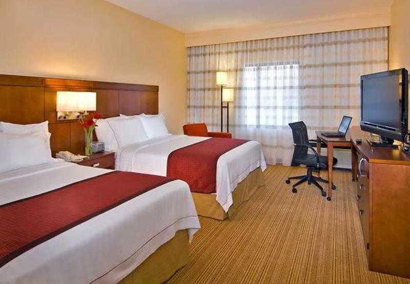 Courtyard By Marriott Dulles Town Center Hotel Sterling Room photo